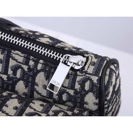 Lot 200 blue cloth with the original box Dior Saddle mini version of the shoulder strap can be removed can be used as a clutch bag with a belt as a fanny pack oh a bag of three shoulder clutch fanny pack 2020 early spring series saddle saddle bag strong l