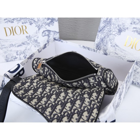 Lot 200 blue cloth with the original box Dior Saddle mini version of the shoulder strap can be removed can be used as a clutch bag with a belt as a fanny pack oh a bag of three shoulder clutch fanny pack 2020 early spring series saddle saddle bag strong l