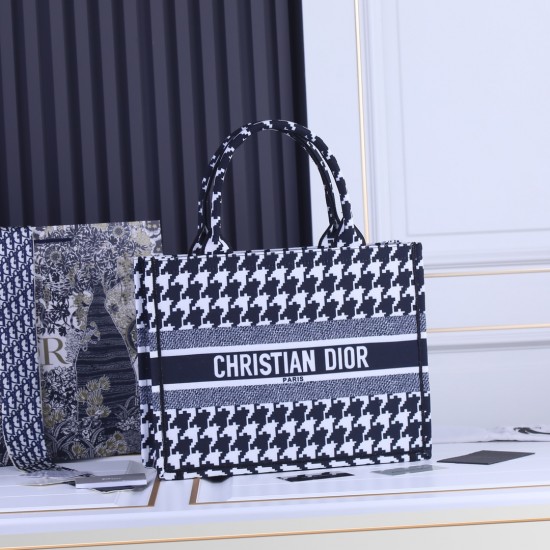 Medium 160 lock side models inside and outside the pattern Dior Book Tote Series 9898 most people consume luxury brands first thought is to buy practical classic models but in fact, such as DI0R such collaborative art TOTE should be the focus of the colle