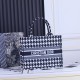Medium 160 lock side models inside and outside the pattern Dior Book Tote Series 9898 most people consume luxury brands first thought is to buy practical classic models but in fact, such as DI0R such collaborative art TOTE should be the focus of the colle