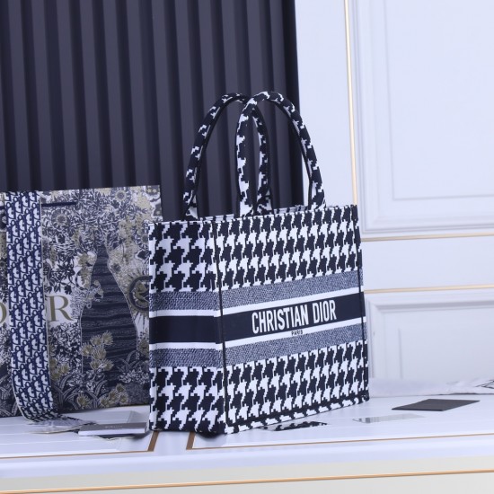 Medium 160 lock side models inside and outside the pattern Dior Book Tote Series 9898 most people consume luxury brands first thought is to buy practical classic models but in fact, such as DI0R such collaborative art TOTE should be the focus of the colle