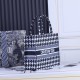 Medium 160 lock side models inside and outside the pattern Dior Book Tote Series 9898 most people consume luxury brands first thought is to buy practical classic models but in fact, such as DI0R such collaborative art TOTE should be the focus of the colle