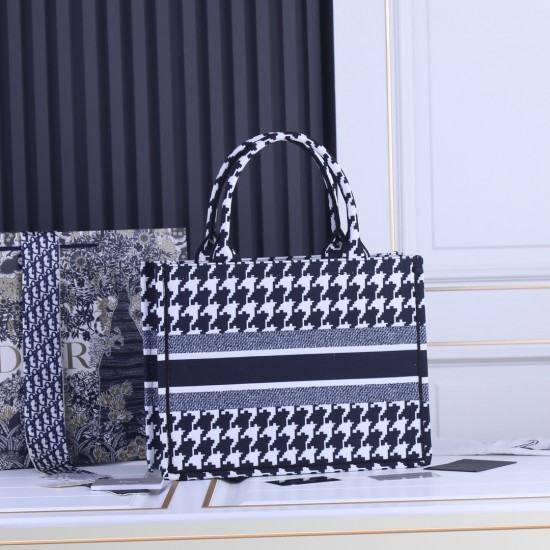 Medium 160 lock side models inside and outside the pattern Dior Book Tote Series 9898 most people consume luxury brands first thought is to buy practical classic models but in fact, such as DI0R such collaborative art TOTE should be the focus of the colle