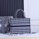 Medium 160 lock side models inside and outside the pattern Dior Book Tote Series 9898 most people consume luxury brands first thought is to buy practical classic models but in fact, such as DI0R such collaborative art TOTE should be the focus of the colle
