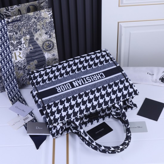 Medium 160 lock side models inside and outside the pattern Dior Book Tote Series 9898 most people consume luxury brands first thought is to buy practical classic models but in fact, such as DI0R such collaborative art TOTE should be the focus of the colle