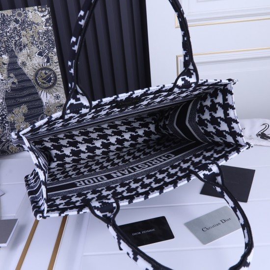Medium 160 lock side models inside and outside the pattern Dior Book Tote Series 9898 most people consume luxury brands first thought is to buy practical classic models but in fact, such as DI0R such collaborative art TOTE should be the focus of the colle