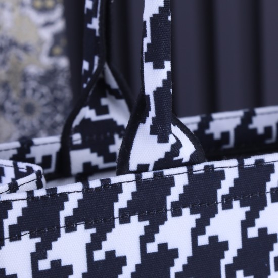Medium 160 lock side models inside and outside the pattern Dior Book Tote Series 9898 most people consume luxury brands first thought is to buy practical classic models but in fact, such as DI0R such collaborative art TOTE should be the focus of the colle