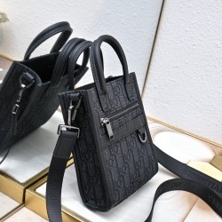 The right version of the gun buckle 210Dior Dior cabinet specializing in the most models of the new handbag to take the official synchronization of the network single original quality This washbag combines practical function and simple design with the use