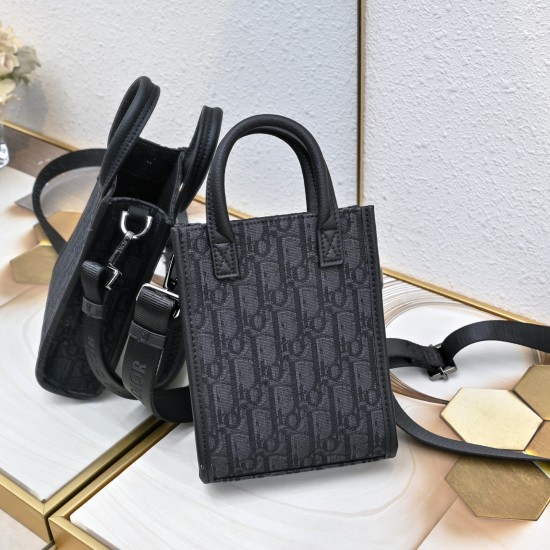 The right version of the gun buckle 210Dior Dior cabinet specializing in the most models of the new handbag to take the official synchronization of the network single original quality This washbag combines practical function and simple design with the use