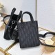 The right version of the gun buckle 210Dior Dior cabinet specializing in the most models of the new handbag to take the official synchronization of the network single original quality This washbag combines practical function and simple design with the use