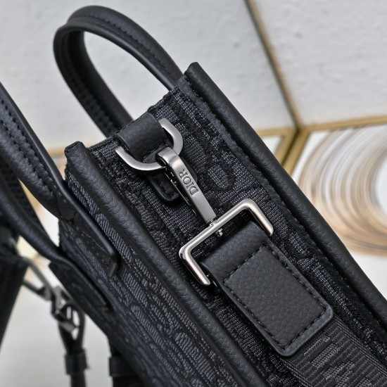 The right version of the gun buckle 210Dior Dior cabinet specializing in the most models of the new handbag to take the official synchronization of the network single original quality This washbag combines practical function and simple design with the use