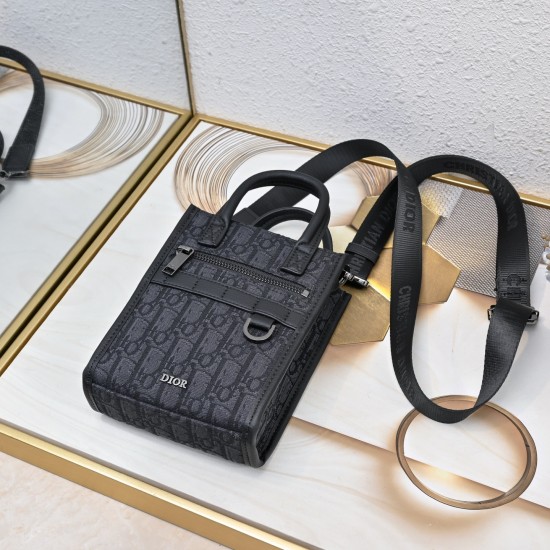 The right version of the gun buckle 210Dior Dior cabinet specializing in the most models of the new handbag to take the official synchronization of the network single original quality This washbag combines practical function and simple design with the use