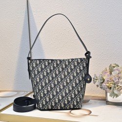 210 This Diorstar bucket bag from the Spring 2016 Ready-to-Wear collection is a smart, practical design with a versatile aesthetic crafted in materials such as blue Oblique printed fabric and embellished with smooth cowhide details in the same hue for a s