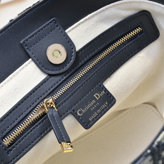 210 This Diorstar bucket bag from the Spring 2016 Ready-to-Wear collection is a smart, practical design with a versatile aesthetic crafted in materials such as blue Oblique printed fabric and embellished with smooth cowhide details in the same hue for a s