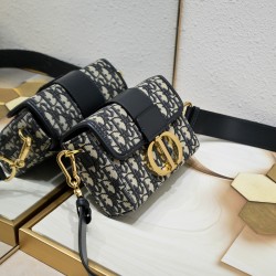 200 with box Dior mini Montaigne box bag This series designed by Maria Grazia Chiuri with super delicate CD clasp compared to the wearable cowhide or canvas style obviously make this bag practicality rise very simple design Wide shoulder strap with vintag
