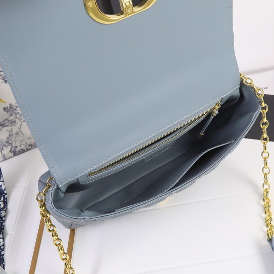 240Large 28CM with pentagramDior Lane stripe five compartmentsNew rattan plaid lambskin lining with lambskin lining with shoulder stripesSilver buckleMetal hardwareAdjustable thin shoulder strapCan be hand-carried or carried over the shoulder or cross-bod