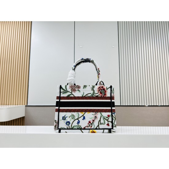 Recognize the thick fabric small original single white chrysanthemum Book Tote most people consume luxury brands first thought is to buy practical classic models but in fact, like DIO R this kind of collaborative art TOTE should be as the focus of the col