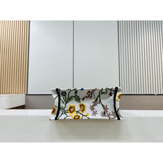 Recognize the thick fabric small original single white chrysanthemum Book Tote most people consume luxury brands first thought is to buy practical classic models but in fact, like DIO R this kind of collaborative art TOTE should be as the focus of the col