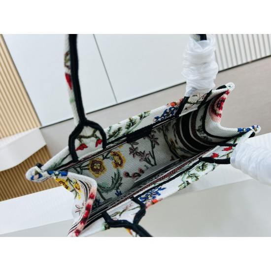 Recognize the thick fabric small original single white chrysanthemum Book Tote most people consume luxury brands first thought is to buy practical classic models but in fact, like DIO R this kind of collaborative art TOTE should be as the focus of the col