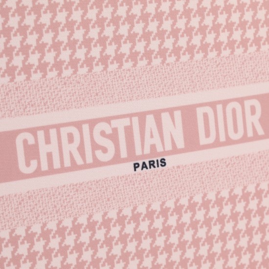 Medium 160 Lock edge inside and outside pattern with pictures silk scarf new upgrade Medium Dior Book Tote old flower series most people consume luxury brands first thought is to buy practical classic models but in fact, like DI0R this kind of cooperation