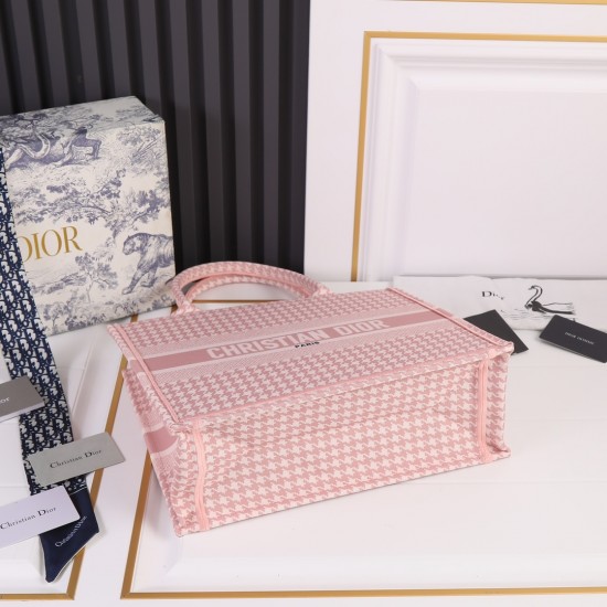 Medium 160 Lock edge inside and outside pattern with pictures silk scarf new upgrade Medium Dior Book Tote old flower series most people consume luxury brands first thought is to buy practical classic models but in fact, like DI0R this kind of cooperation