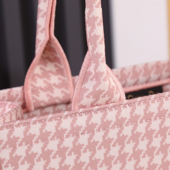 Medium 160 Lock edge inside and outside pattern with pictures silk scarf new upgrade Medium Dior Book Tote old flower series most people consume luxury brands first thought is to buy practical classic models but in fact, like DI0R this kind of cooperation