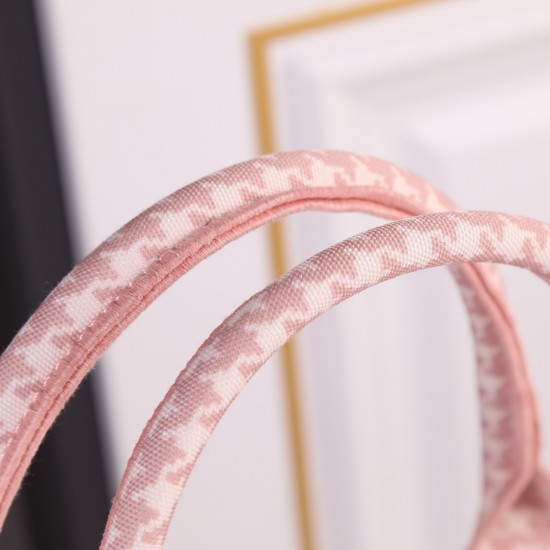 Medium 160 Lock edge inside and outside pattern with pictures silk scarf new upgrade Medium Dior Book Tote old flower series most people consume luxury brands first thought is to buy practical classic models but in fact, like DI0R this kind of cooperation