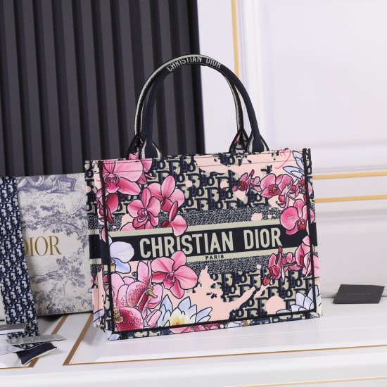 Flower cloth Medium 160 lock edge high quality inside and outside pattern with pictures silk scarf new upgrade Medium Dior Book Tote old flower series most people consume luxury brands first thought is to buy practical classic models but in fact, like DI0
