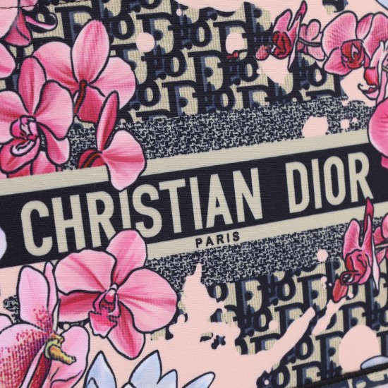 Flower cloth Medium 160 lock edge high quality inside and outside pattern with pictures silk scarf new upgrade Medium Dior Book Tote old flower series most people consume luxury brands first thought is to buy practical classic models but in fact, like DI0