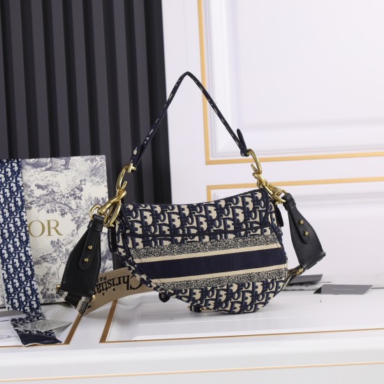 260Dior saddleOblique limited edition cd5501 embroidery blue D large size 255 x 20 x 65 cmBe a classic with classicsFashion is easy to pass away and classics will always existFashion is a cycleSaddle bags have witnessed the birth of the IT Bag to the Anti