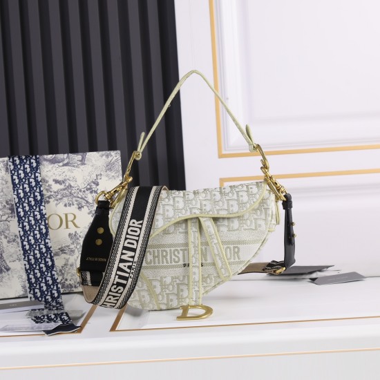260Dior saddleOblique limited edition cd5501 embroidery gold D large size 255 x 20 x 65 cmBe a classic with classicsFashion is easy to pass away, classics will always existFashion is a cycleSaddle bags have witnessed the birth of the IT Bag to AntiIT Bag 