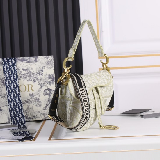 260Dior saddleOblique limited edition cd5501 embroidery gold D large size 255 x 20 x 65 cmBe a classic with classicsFashion is easy to pass away, classics will always existFashion is a cycleSaddle bags have witnessed the birth of the IT Bag to AntiIT Bag 