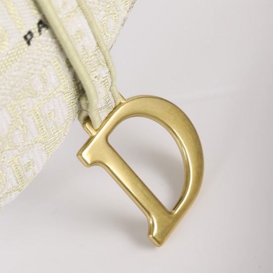 260Dior saddleOblique limited edition cd5501 embroidery gold D large size 255 x 20 x 65 cmBe a classic with classicsFashion is easy to pass away, classics will always existFashion is a cycleSaddle bags have witnessed the birth of the IT Bag to AntiIT Bag 