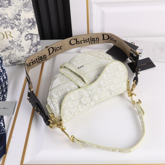 260Dior saddleOblique limited edition cd5501 embroidery gold D large size 255 x 20 x 65 cmBe a classic with classicsFashion is easy to pass away, classics will always existFashion is a cycleSaddle bags have witnessed the birth of the IT Bag to AntiIT Bag 
