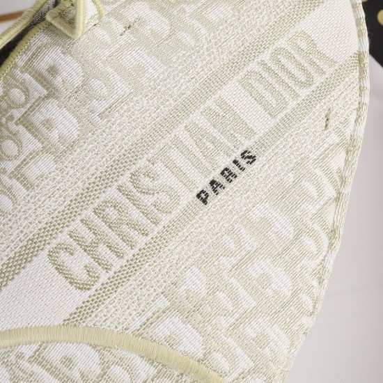 260Dior saddleOblique limited edition cd5501 embroidery gold D large size 255 x 20 x 65 cmBe a classic with classicsFashion is easy to pass away, classics will always existFashion is a cycleSaddle bags have witnessed the birth of the IT Bag to AntiIT Bag 