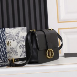 Plain 210Di0r 30 Montaigne Black Montaigne bag with original box with internal code Inspired by the classic presence of Dior since its founding in 1947 at 30 Avenue Montaigne The entire bag is in the popular contemporary vintage style to symbolize women's
