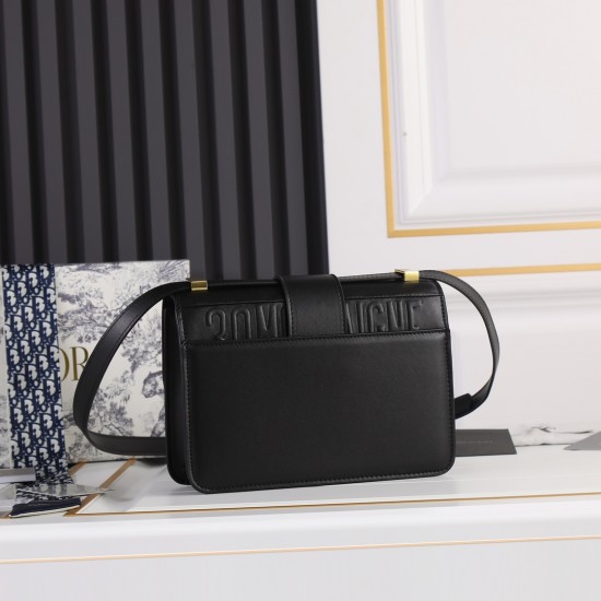 Plain 210Di0r 30 Montaigne Black Montaigne bag with original box with internal code Inspired by the classic presence of Dior since its founding in 1947 at 30 Avenue Montaigne The entire bag is in the popular contemporary vintage style to symbolize women's