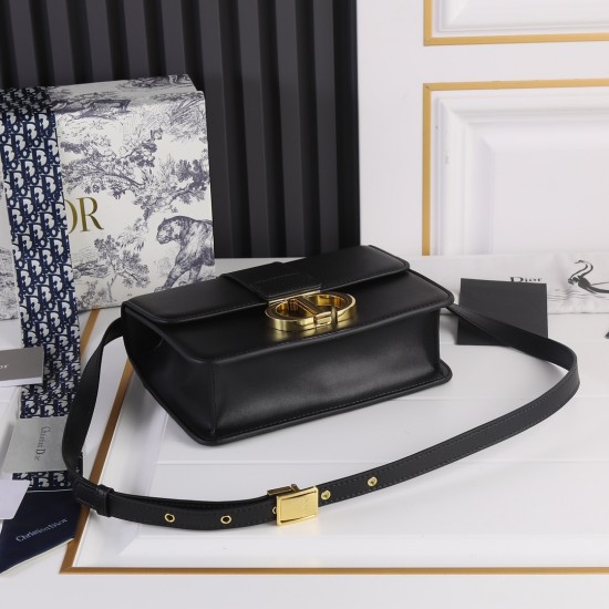 Plain 210Di0r 30 Montaigne Black Montaigne bag with original box with internal code Inspired by the classic presence of Dior since its founding in 1947 at 30 Avenue Montaigne The entire bag is in the popular contemporary vintage style to symbolize women's