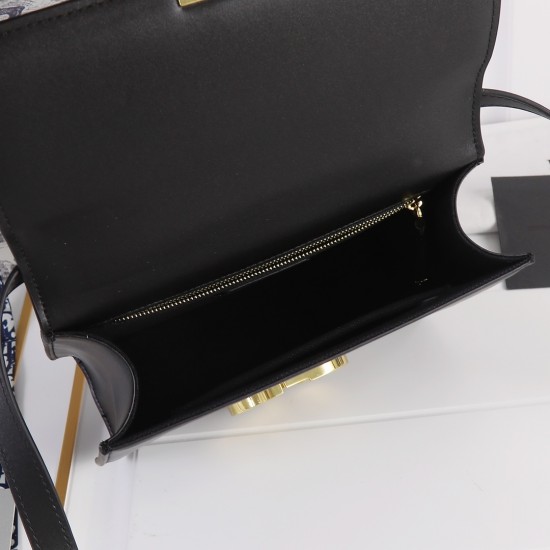 Plain 210Di0r 30 Montaigne Black Montaigne bag with original box with internal code Inspired by the classic presence of Dior since its founding in 1947 at 30 Avenue Montaigne The entire bag is in the popular contemporary vintage style to symbolize women's