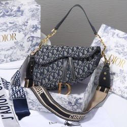 Batch 260 large gold buckle exclusive Vintage saddle bag The originator of the saddle is it divided into single horse and double horse personally prefer single horse craft is really good in dior hardware so many years or so glossy light gold is very textu