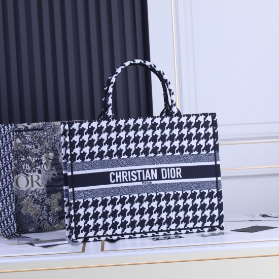 Large lock side models inside and outside the pattern Dior Book Tote Series 9898 most people consume luxury brands first thought is to buy practical classic models but in fact, like the DI0R this kind of collaborative art TOTE should be the focus of the c