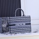 Large lock side models inside and outside the pattern Dior Book Tote Series 9898 most people consume luxury brands first thought is to buy practical classic models but in fact, like the DI0R this kind of collaborative art TOTE should be the focus of the c
