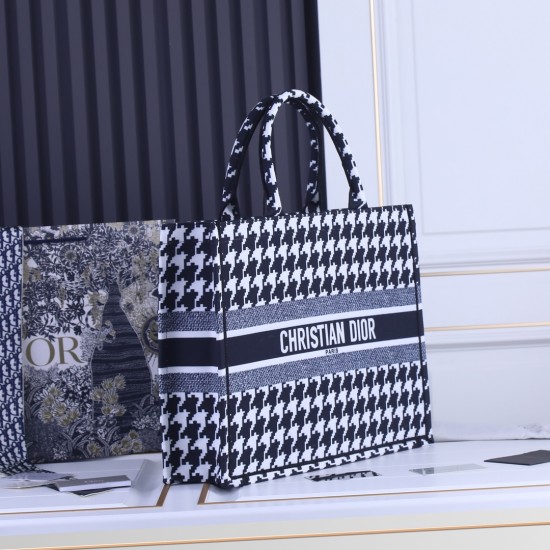 Large lock side models inside and outside the pattern Dior Book Tote Series 9898 most people consume luxury brands first thought is to buy practical classic models but in fact, like the DI0R this kind of collaborative art TOTE should be the focus of the c