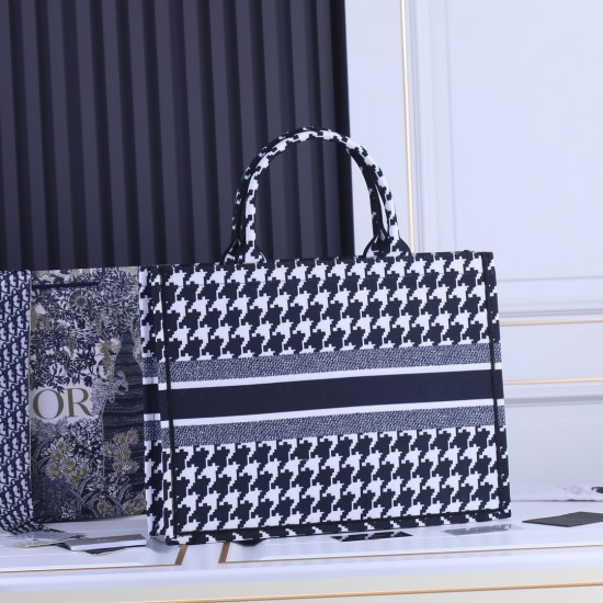 Large lock side models inside and outside the pattern Dior Book Tote Series 9898 most people consume luxury brands first thought is to buy practical classic models but in fact, like the DI0R this kind of collaborative art TOTE should be the focus of the c