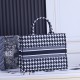 Large lock side models inside and outside the pattern Dior Book Tote Series 9898 most people consume luxury brands first thought is to buy practical classic models but in fact, like the DI0R this kind of collaborative art TOTE should be the focus of the c