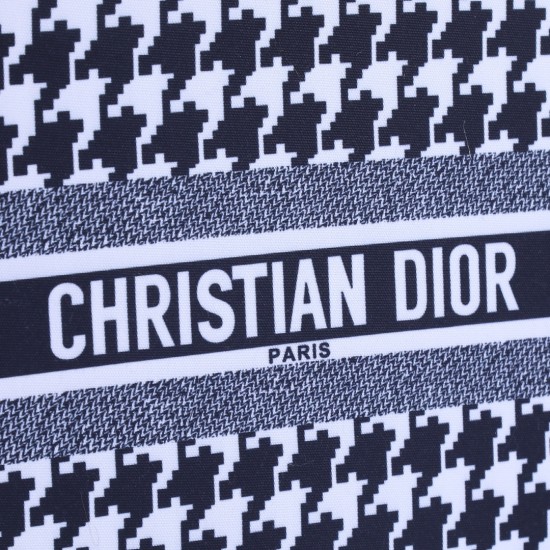 Large lock side models inside and outside the pattern Dior Book Tote Series 9898 most people consume luxury brands first thought is to buy practical classic models but in fact, like the DI0R this kind of collaborative art TOTE should be the focus of the c