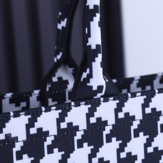 Large lock side models inside and outside the pattern Dior Book Tote Series 9898 most people consume luxury brands first thought is to buy practical classic models but in fact, like the DI0R this kind of collaborative art TOTE should be the focus of the c