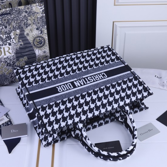 Large lock side models inside and outside the pattern Dior Book Tote Series 9898 most people consume luxury brands first thought is to buy practical classic models but in fact, like the DI0R this kind of collaborative art TOTE should be the focus of the c
