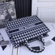 Large lock side models inside and outside the pattern Dior Book Tote Series 9898 most people consume luxury brands first thought is to buy practical classic models but in fact, like the DI0R this kind of collaborative art TOTE should be the focus of the c