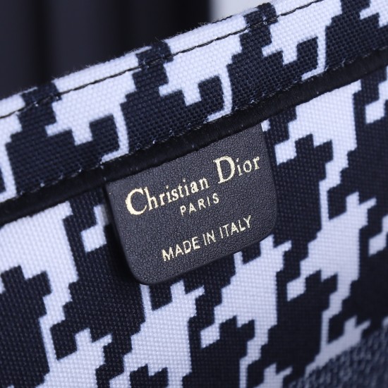 Large lock side models inside and outside the pattern Dior Book Tote Series 9898 most people consume luxury brands first thought is to buy practical classic models but in fact, like the DI0R this kind of collaborative art TOTE should be the focus of the c